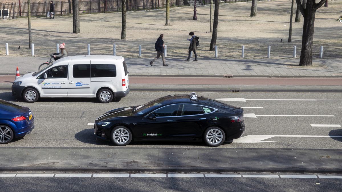 Amsterdam Drivers Launch App to Challenge Uber's Grip