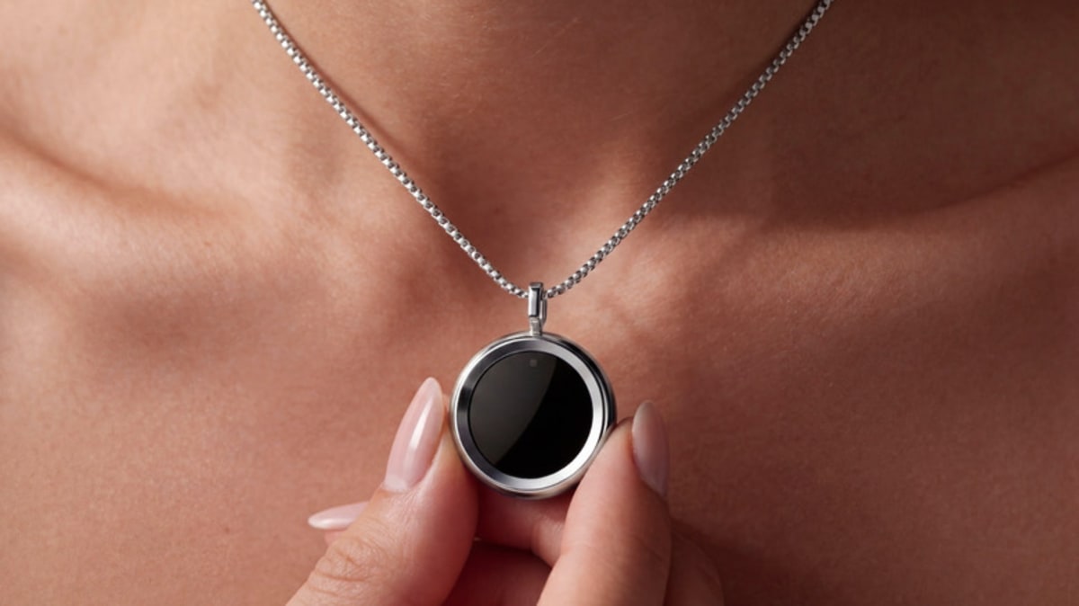 Smart Necklace Tracks UV Exposure to Protect Your Skin - Image 2