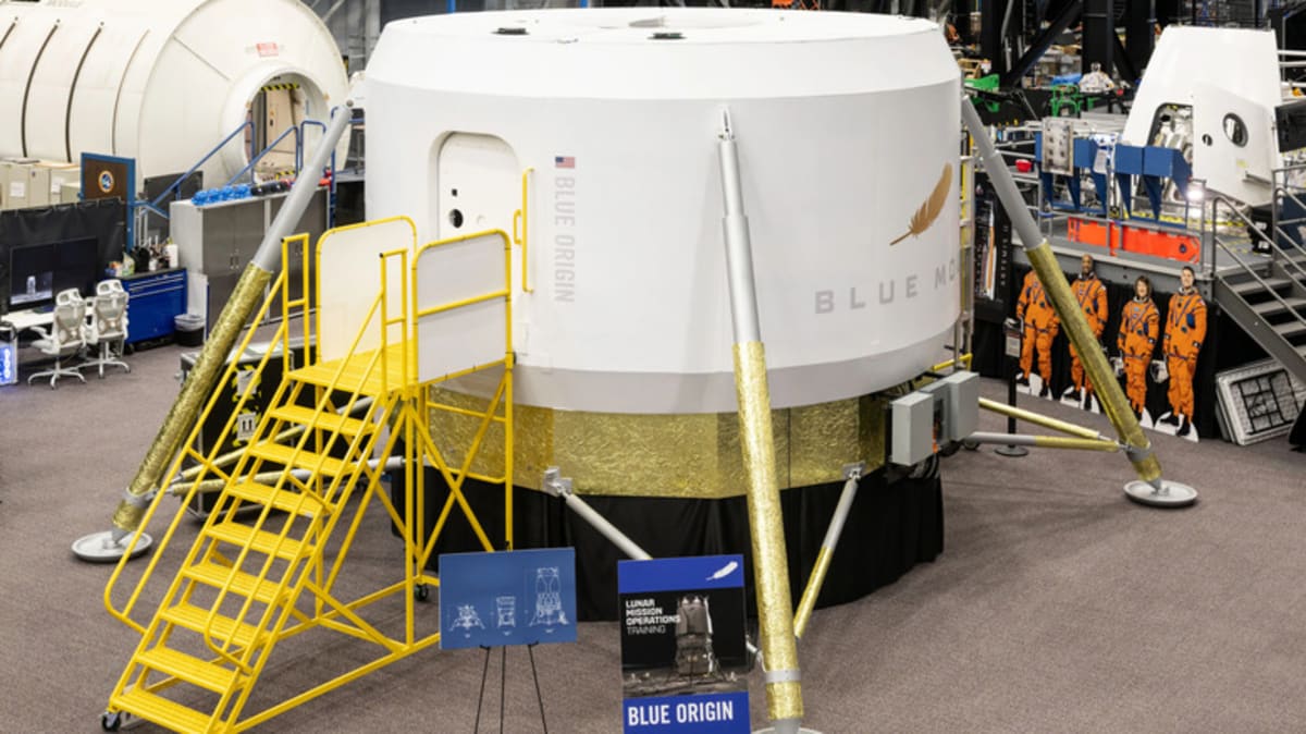 NASA Begins Moon Landing Training With Blue Origin Prototype - Image 2