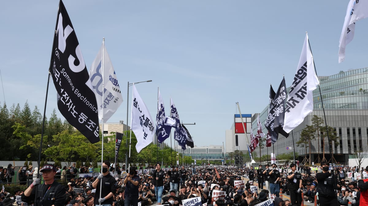 Samsung workers celebrating together after reaching agreement with company management on improved bonuses