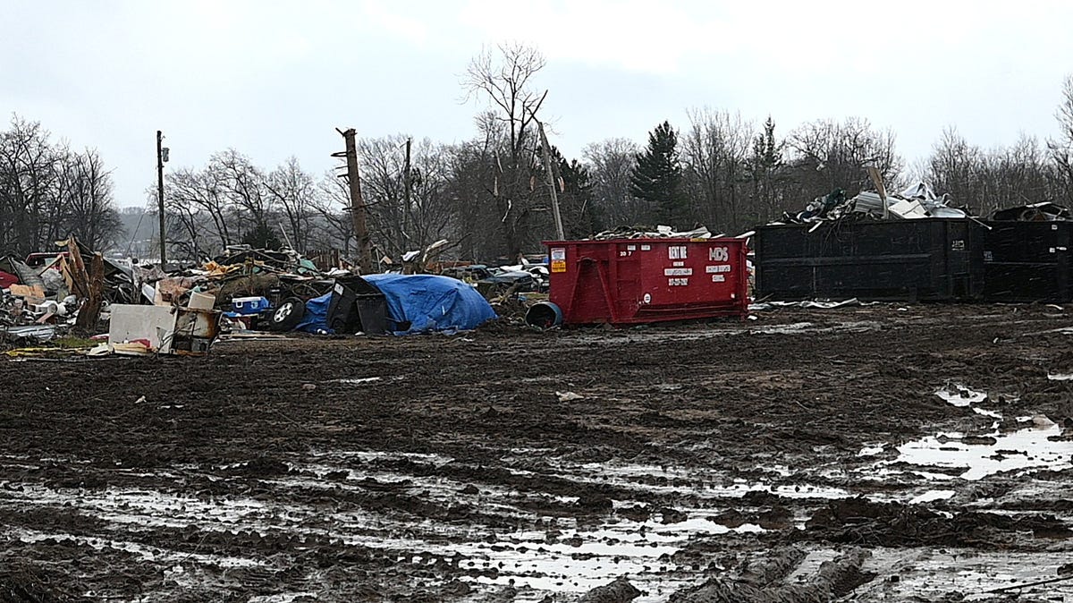 2,000 Volunteers Rebuild Michigan Town After Deadly Tornado
