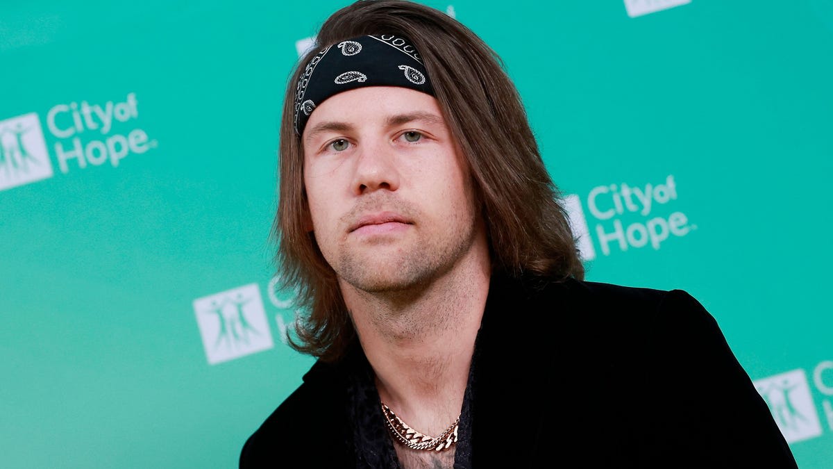 Caleb Shomo performing on stage as frontman of rock band Beartooth