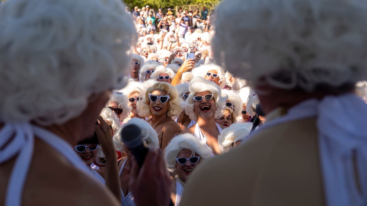 1,037 Marilyn Monroes Break World Record in Palm Springs - Image 2