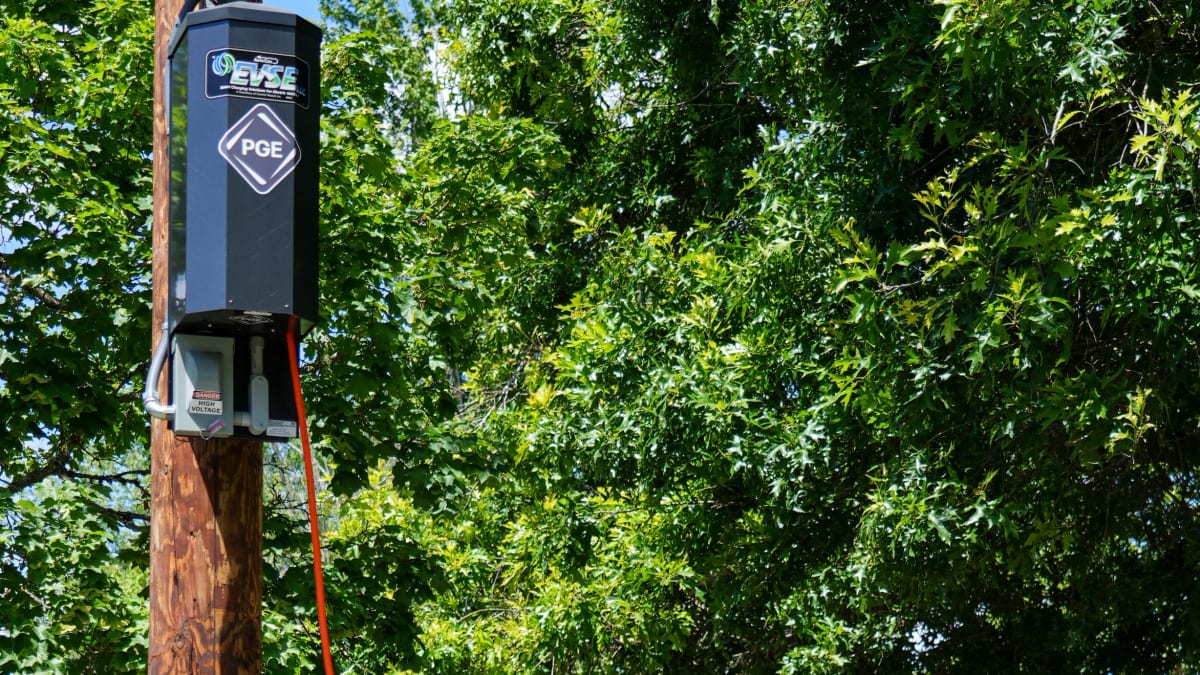 Salem Leads Oregon with 30 Pole-Mounted EV Chargers - Image 2