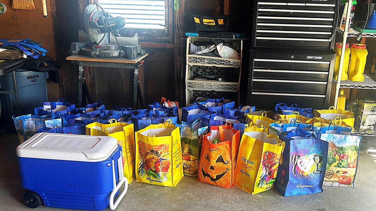 Retired Cop's Family Donates 3,400 Items to Homeless Center