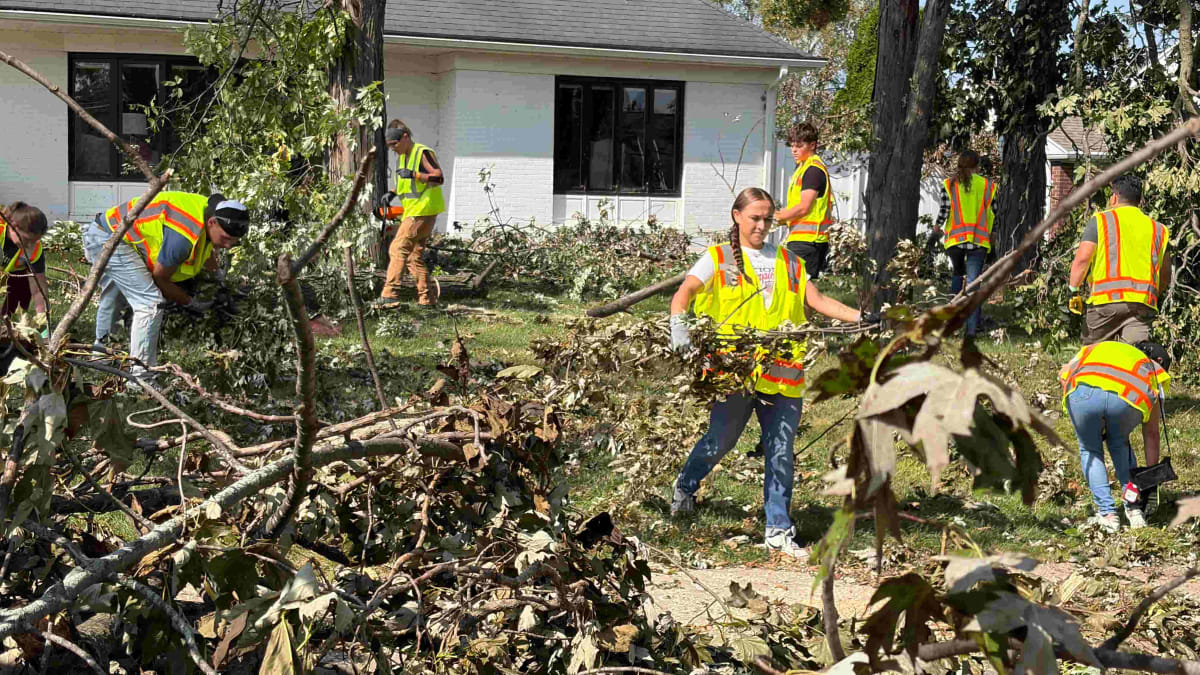 2,700 Volunteers Clean Up Appleton-Menasha After Tornado