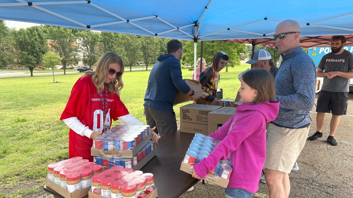 Ohio School Feeds 175 Families With Pop-Up Pantries