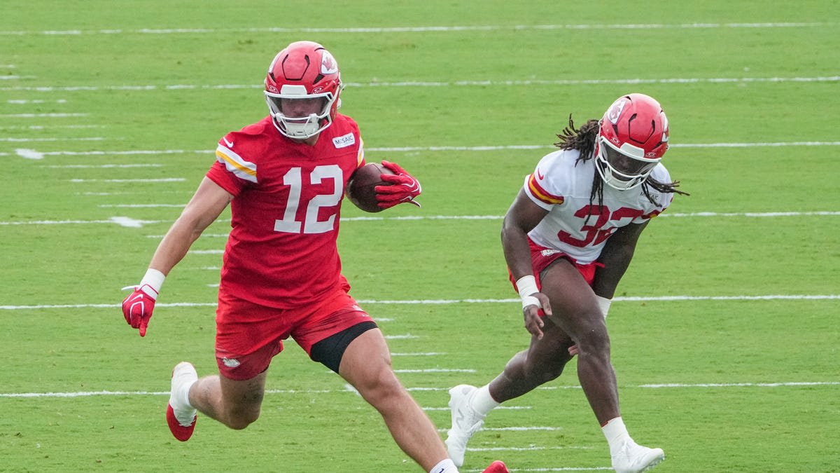 Kansas City Chiefs tight end Jared Wiley running routes during practice at training camp