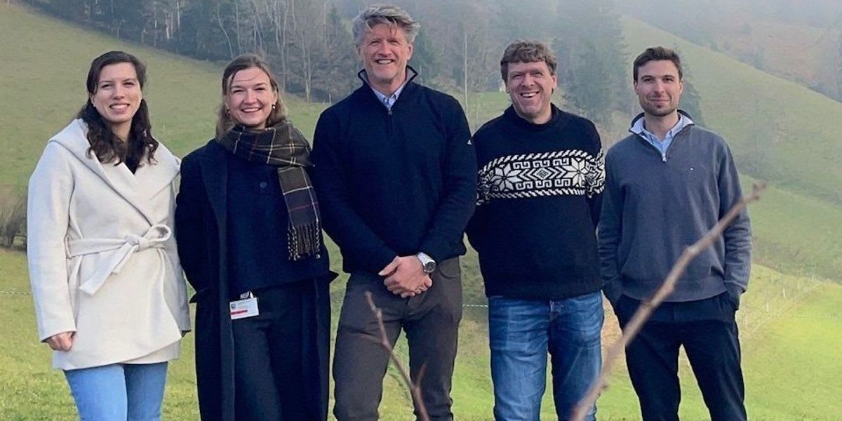 Scientists examining miniature tumor samples in laboratory with AI-powered drug screening technology