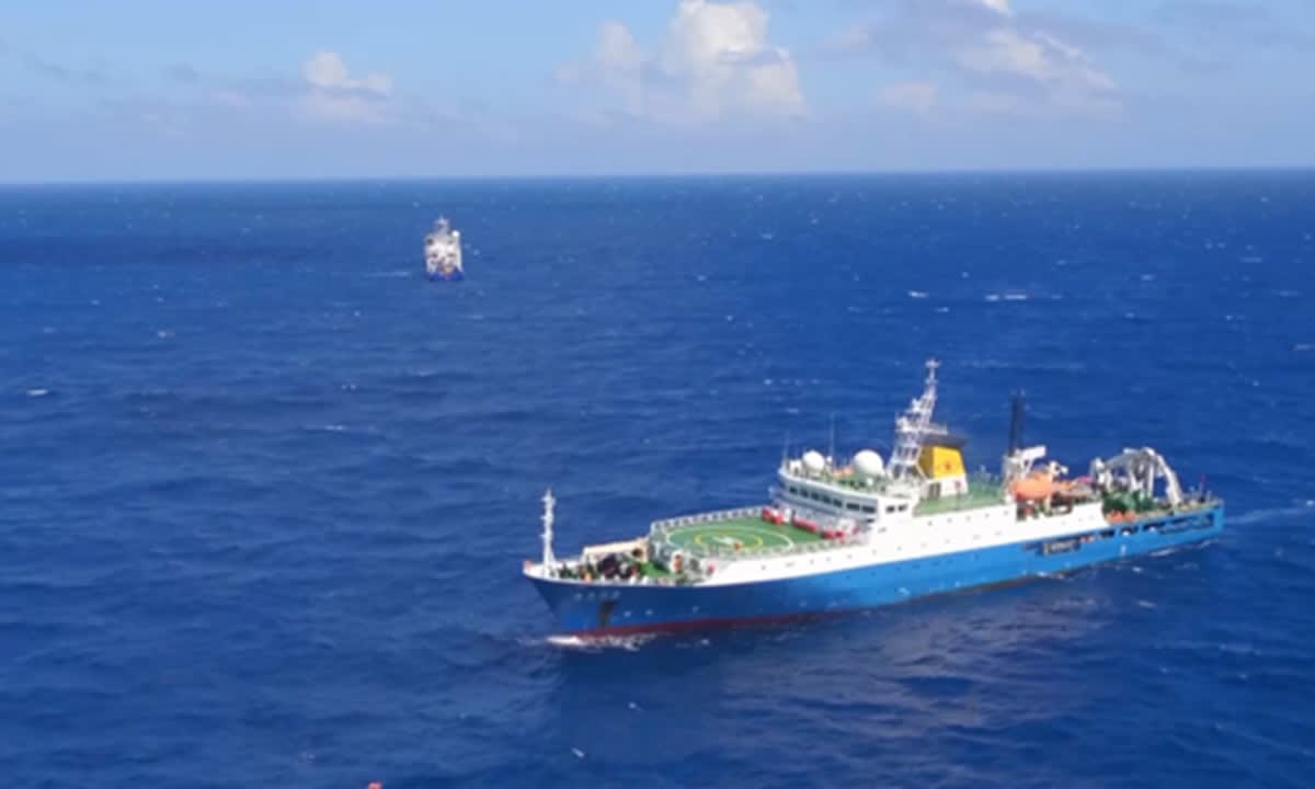 Chinese research vessel Haiyang Dizhi-6 sailing on ocean conducting deep-sea geological survey mission