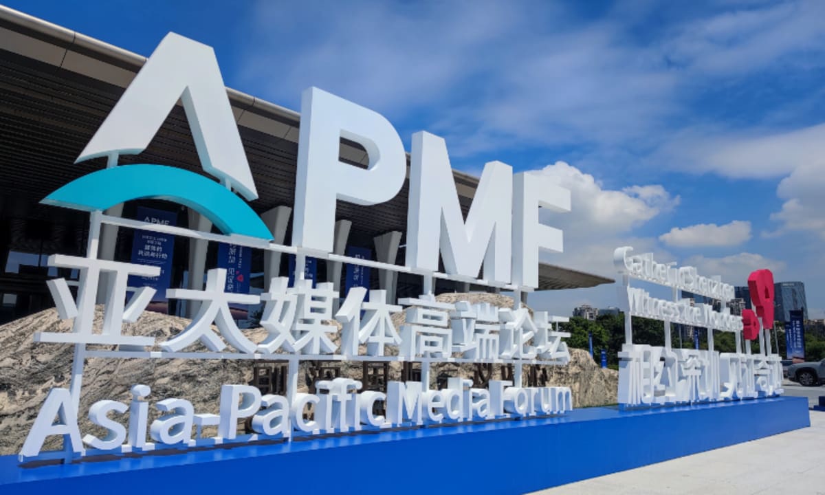 International journalists photograph robots and technology displays at Asia-Pacific Media Forum in Shenzhen