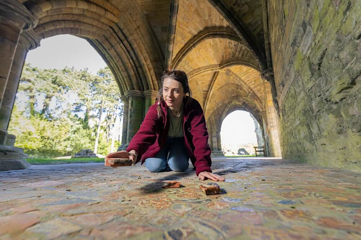 Man Returns Medieval Tiles He Stole as Boy 60 Years Ago - Image 4