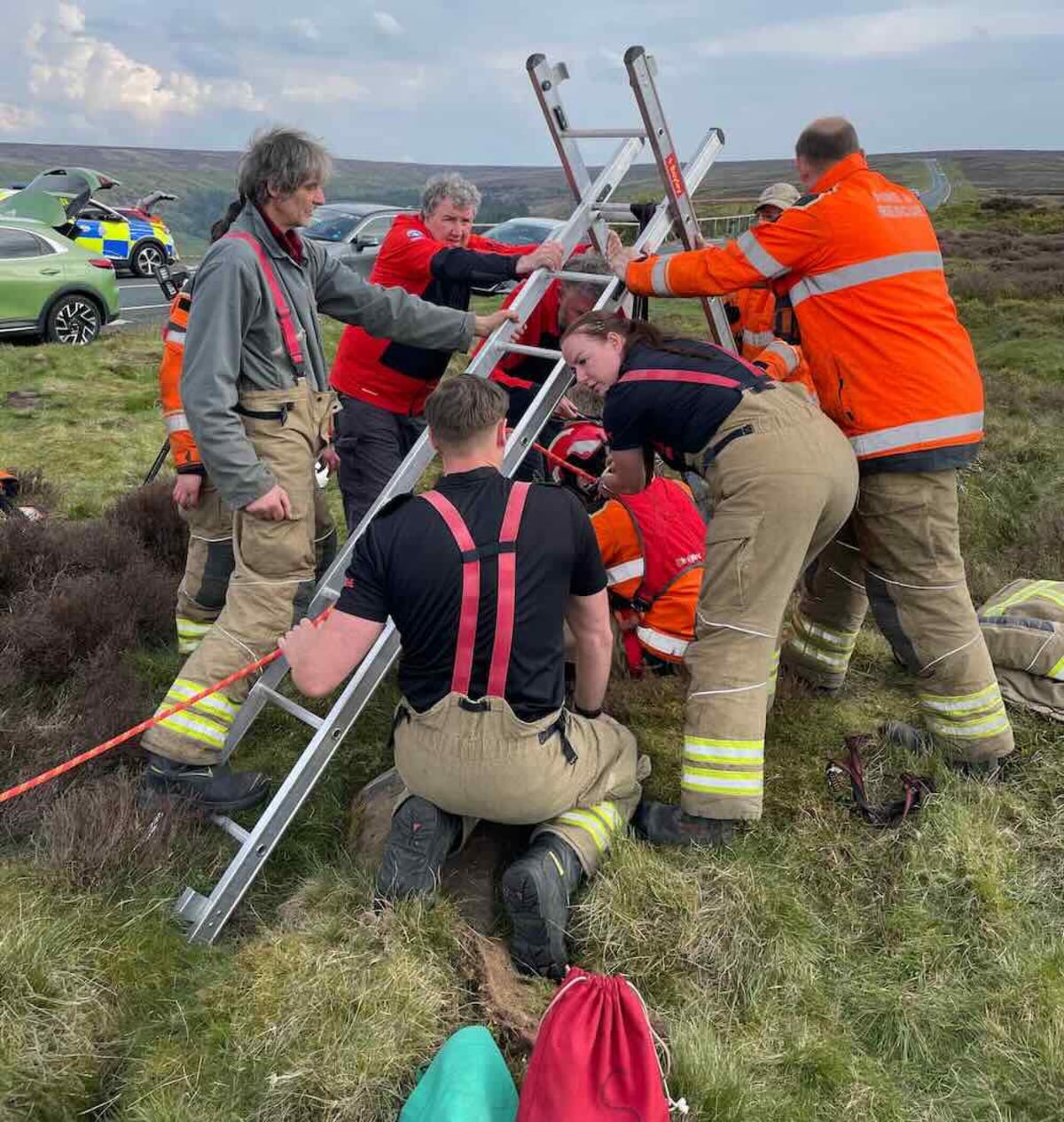 18 Rescuers Free Dog Trapped 21 Feet Underground - Image 2