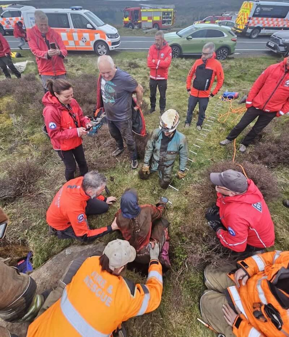18 Rescuers Free Dog Trapped 21 Feet Underground - Image 3