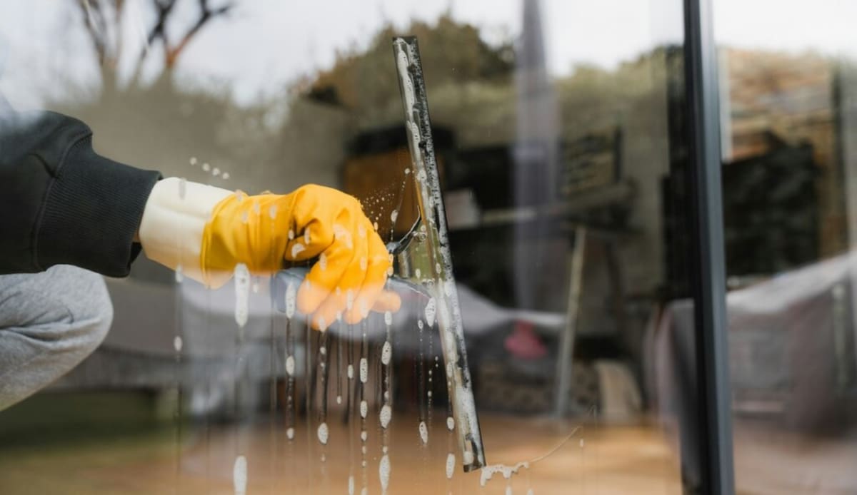 KC Window Washer Saves Struggling Restaurants With Reviews - Image 2