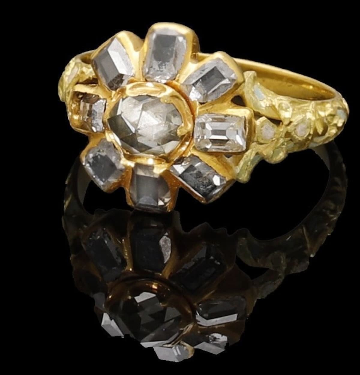 Metal Detector Finds 16th Century Diamond Ring Worth $20K - Image 2