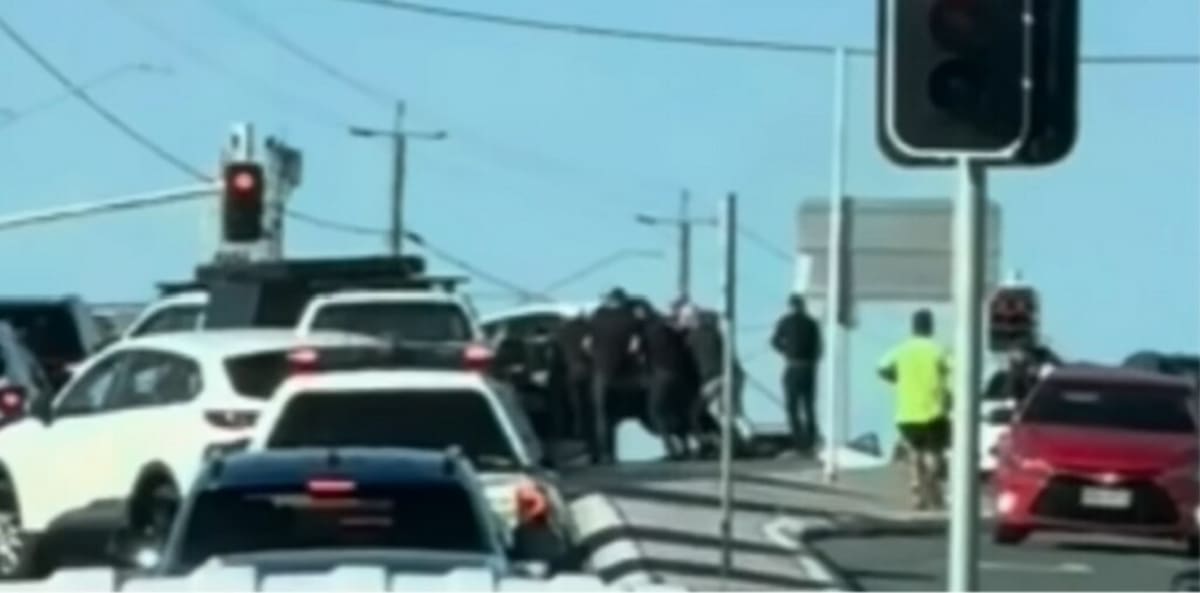 Strangers Lift 3,300-Lb Car Off Trapped Brisbane Dad - Image 2