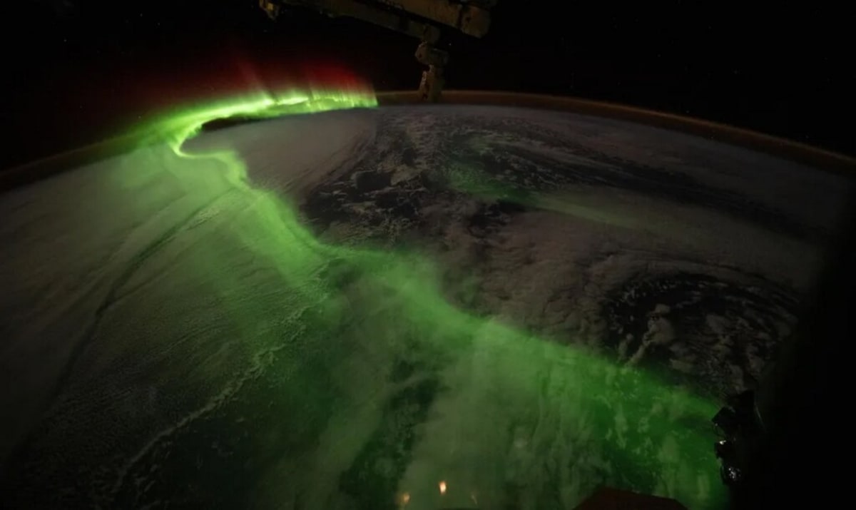 Astronaut Captures Southern Lights Dancing Over Antarctica - Image 2