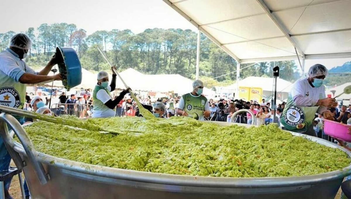 Mexico Breaks Record with 15,000-Pound Guacamole Bowl - Image 2