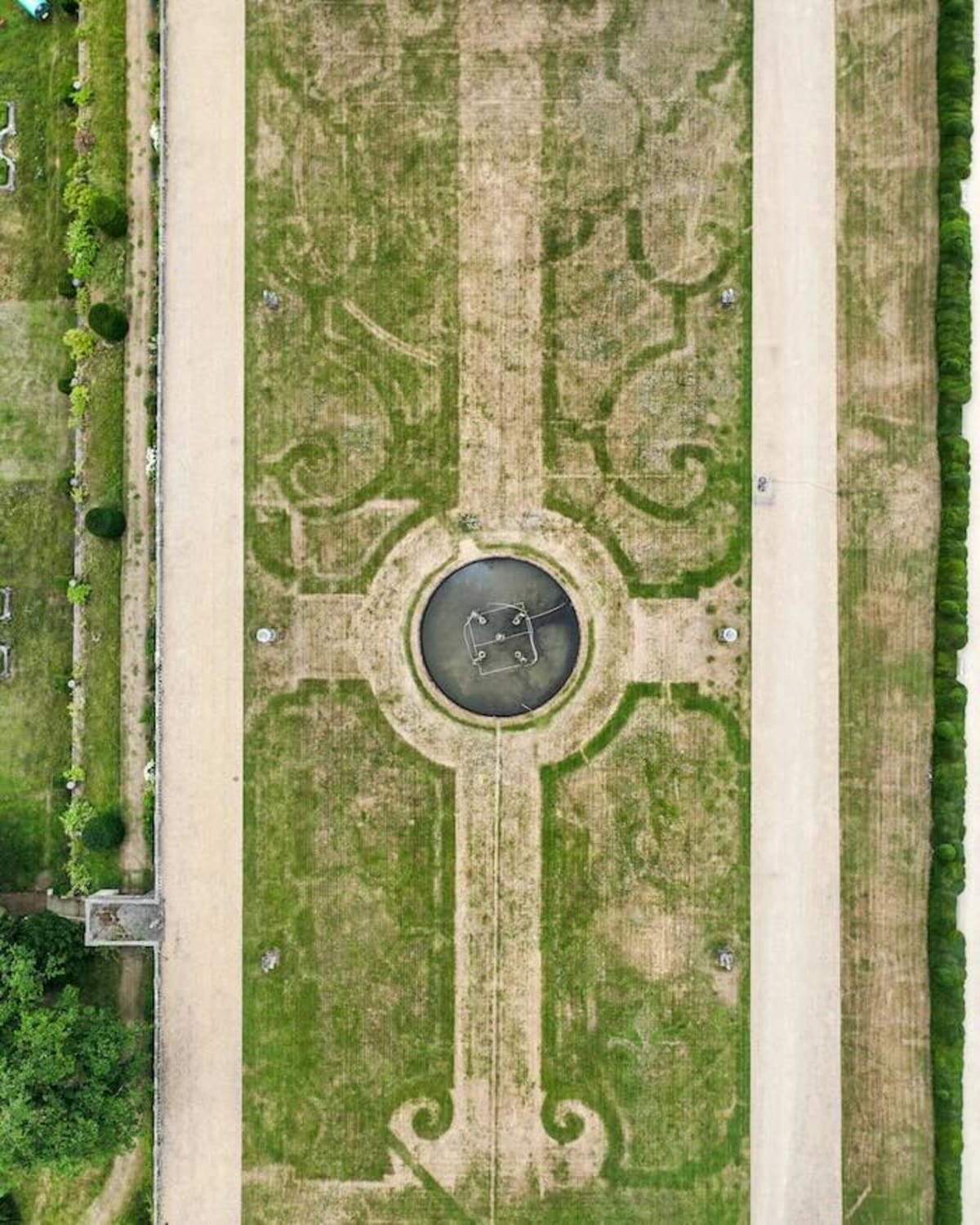 350-Year-Old Garden Emerges from Drought at Chatsworth - Image 3