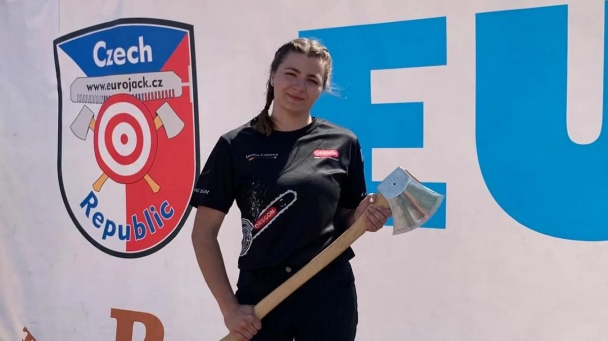 Karolina Urbanova competing in timber sports event with axe and log