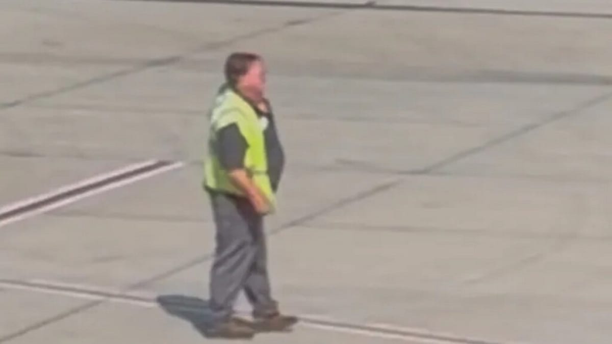 Woman Raises $174K for Disabled Vet Working at Airport - Image 2