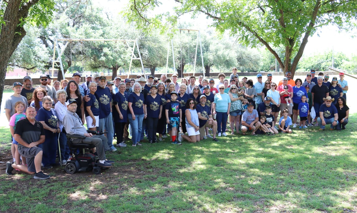 Large multi-generational Texas family gathered for group photo at historic Fort Belknap reunion