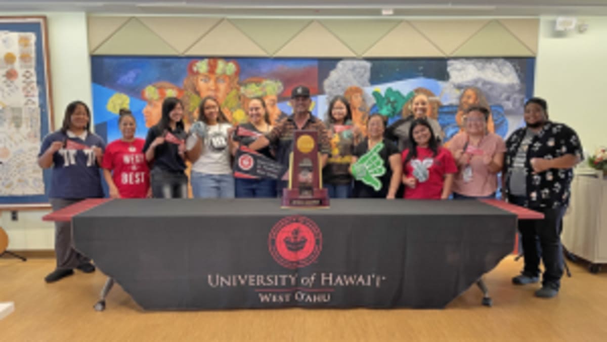 Hawaii Volleyball Champs Share Trophy Across 6 Campuses - Image 5