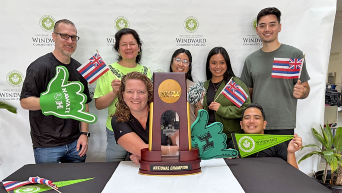 Hawaii Volleyball Champs Share Trophy Across 6 Campuses