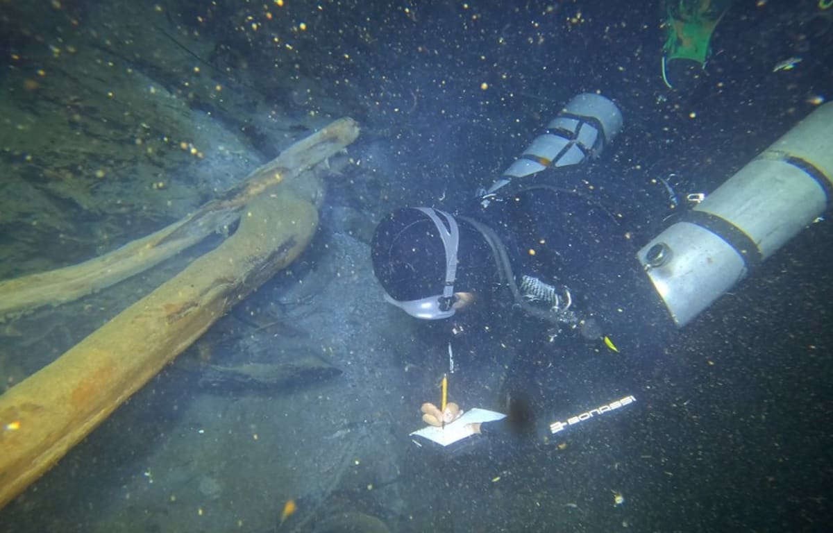 Underwater photogrammetric documentation of ancient skeletal remains in Mexican cenote at significant depth