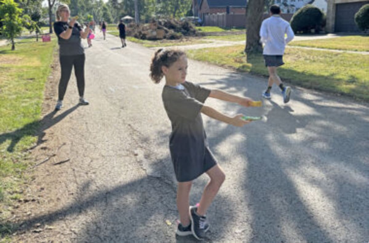 Illinois Town Decorates Streets to Cheer Half-Marathoners - Image 2