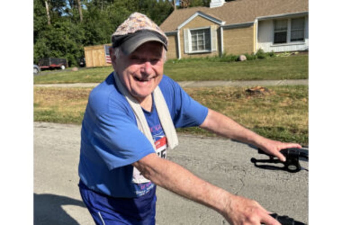 Illinois Town Decorates Streets to Cheer Half-Marathoners - Image 3