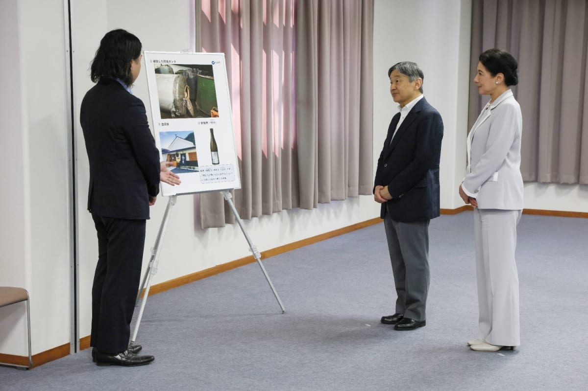 Japan's Emperor and Empress Visit 2018 Flood Survivors - Image 3