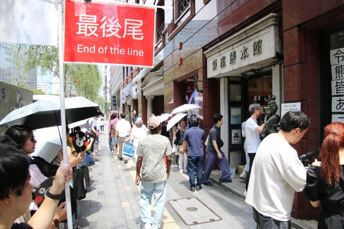 Tokyo Shoppers Line Up to Support Earthquake-Hit Kumamoto - Image 3