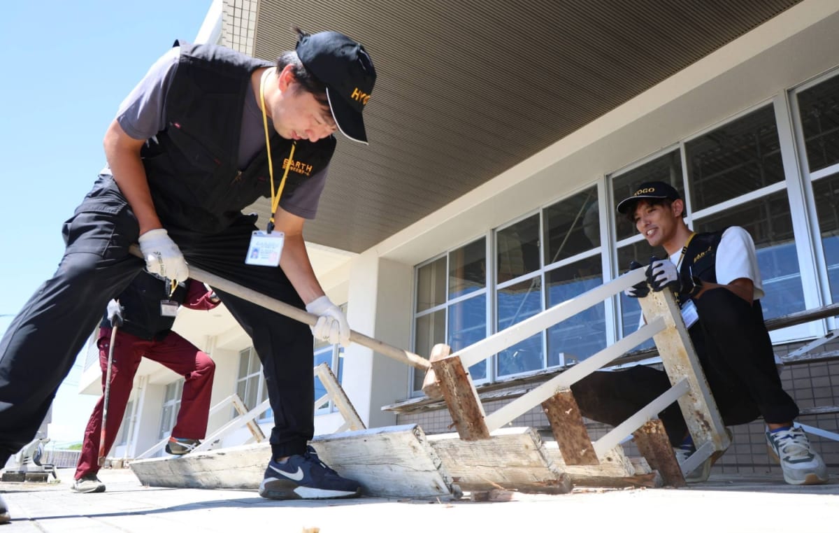 Teachers From Across Japan Help Rebuild Quake-Hit Schools