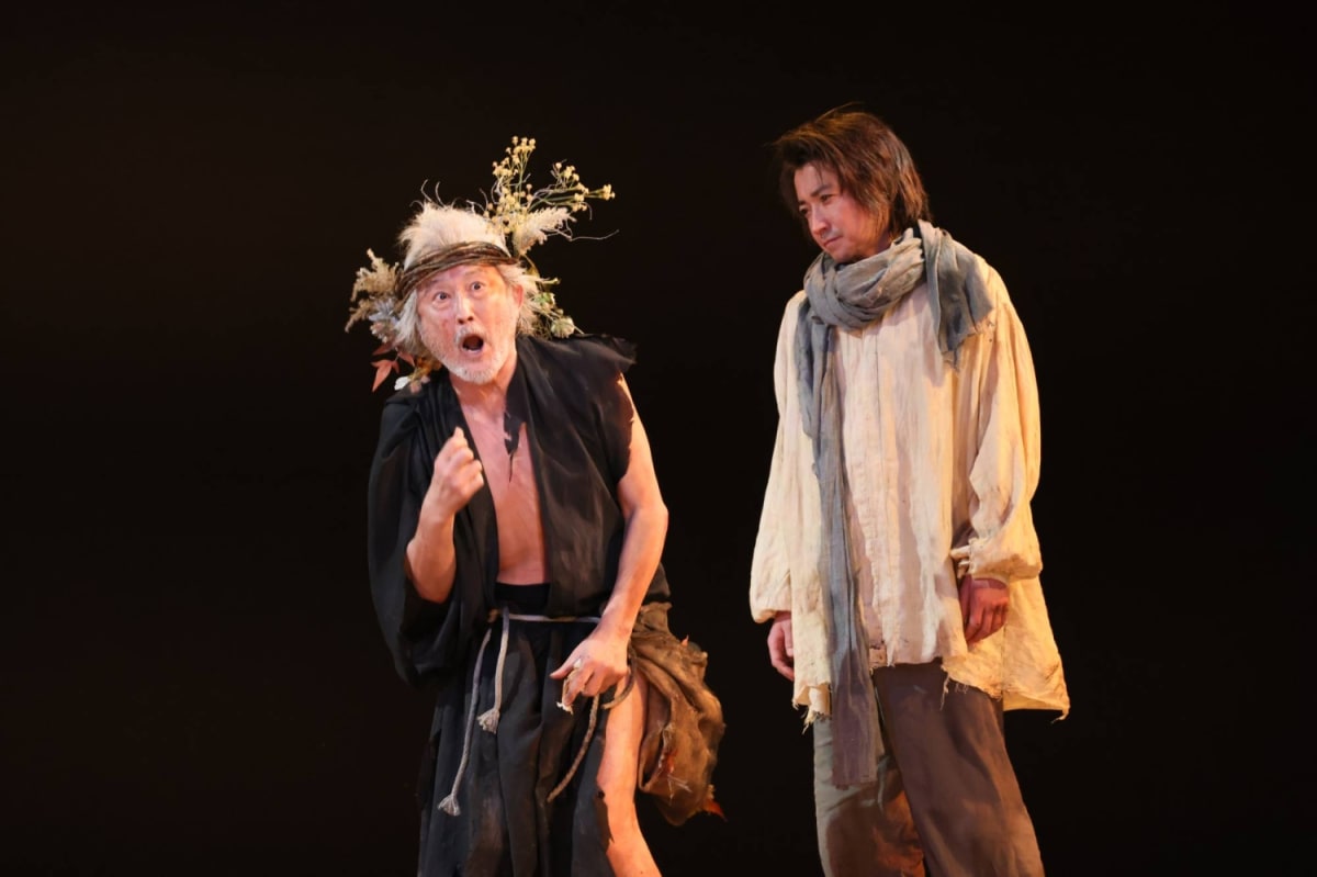 Actors performing King Lear on a Tokyo theater stage with traditional Japanese theatrical elements