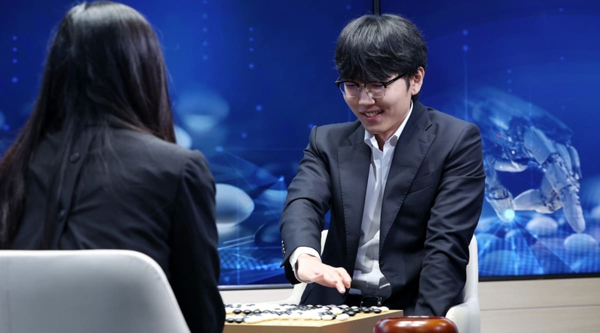 Shin Jin-seo posing after his historic Go victory against AI engine KataGo in Seoul