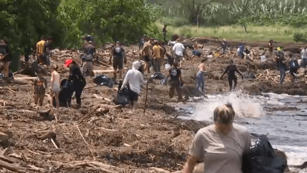 Hawaii Volunteers Clean Storm-Battered Kaiaka Bay Beach - Image 2