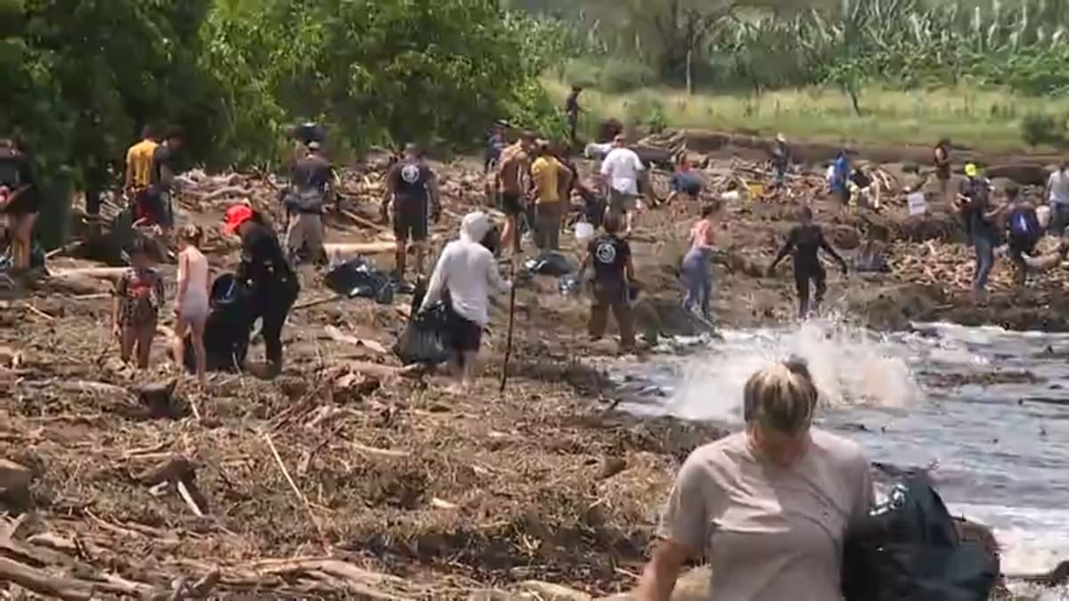 Hawaii Volunteers Clean Storm-Battered Kaiaka Bay Beach