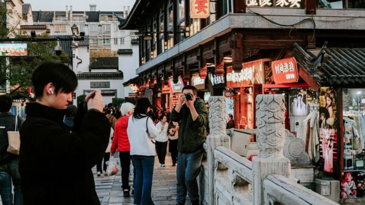 Man Drives 932km With Proposal Banner, Strangers Help Him