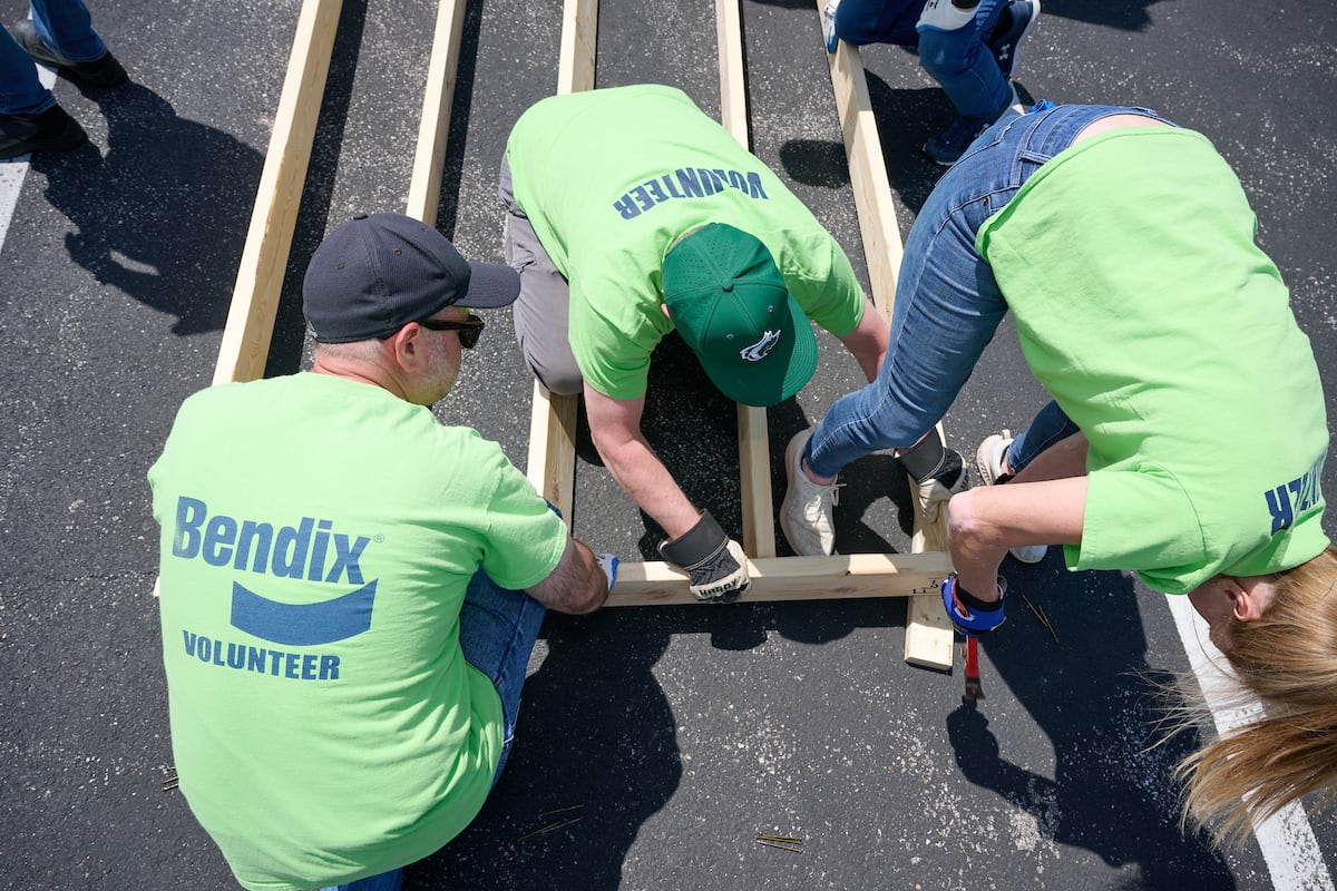 170 Workers Frame House in Parking Lot for Family in Need - Image 3