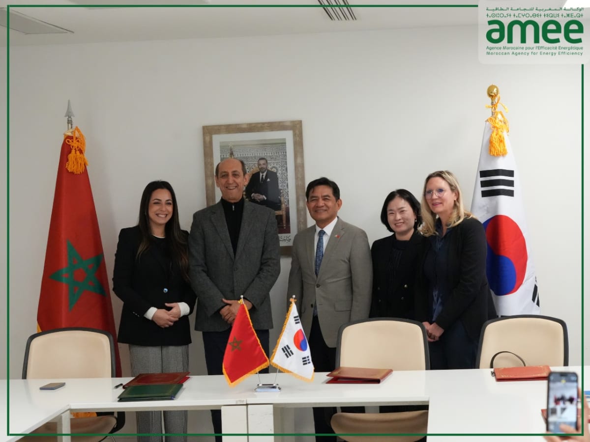 Moroccan and Korean officials shaking hands at agreement signing ceremony for green industrial partnership