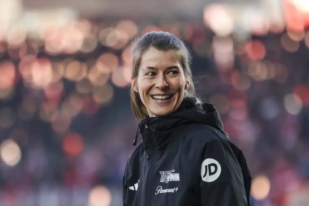 Marie-Louise Eta standing on sideline in Union Berlin coaching gear directing players