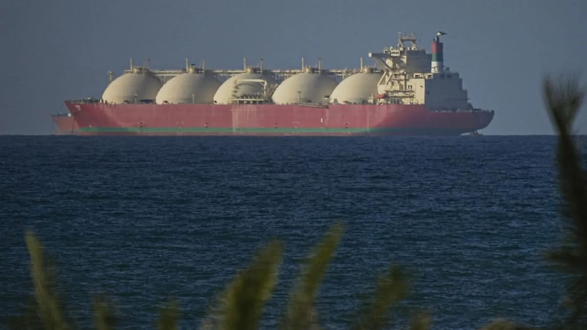 Iran Opens Key Oil Strait During Israel-Lebanon Ceasefire