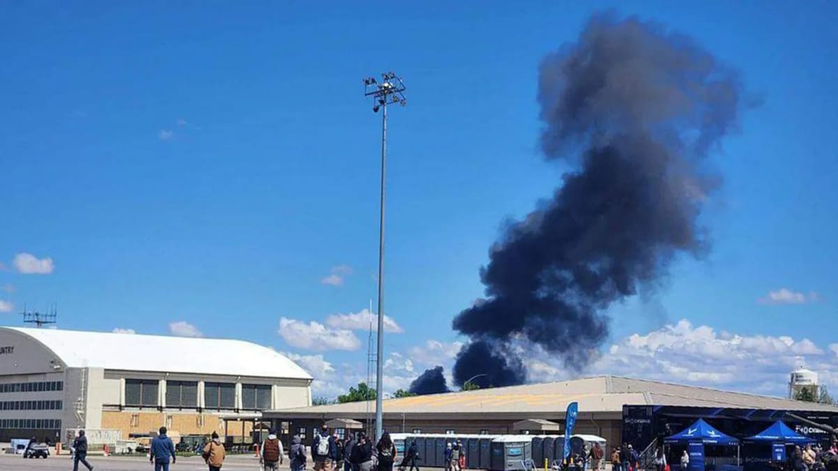 4 Navy Pilots Walk Away After Mid-Air Jet Collision