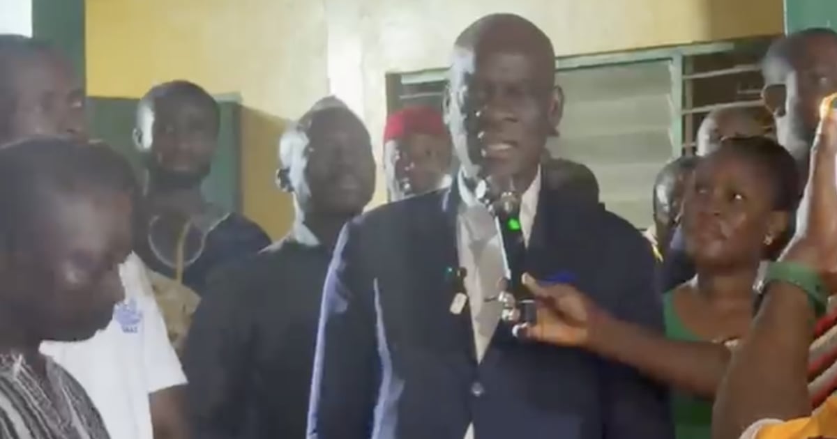 Ghanaian high school students eating meals together in school cafeteria