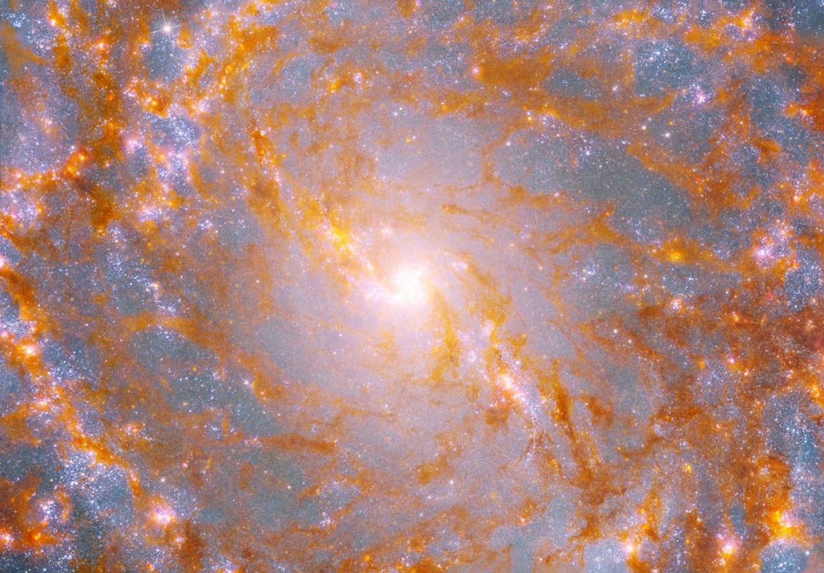 Combined Hubble and Webb telescope view of Pinwheel Galaxy's colorful spiral core