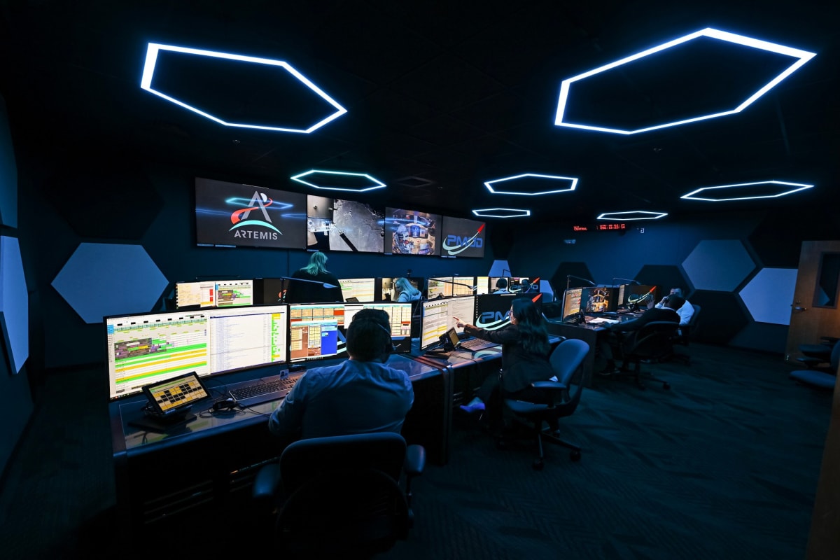 NASA's Twin Control Rooms Guide Artemis II Crew Home - Image 3