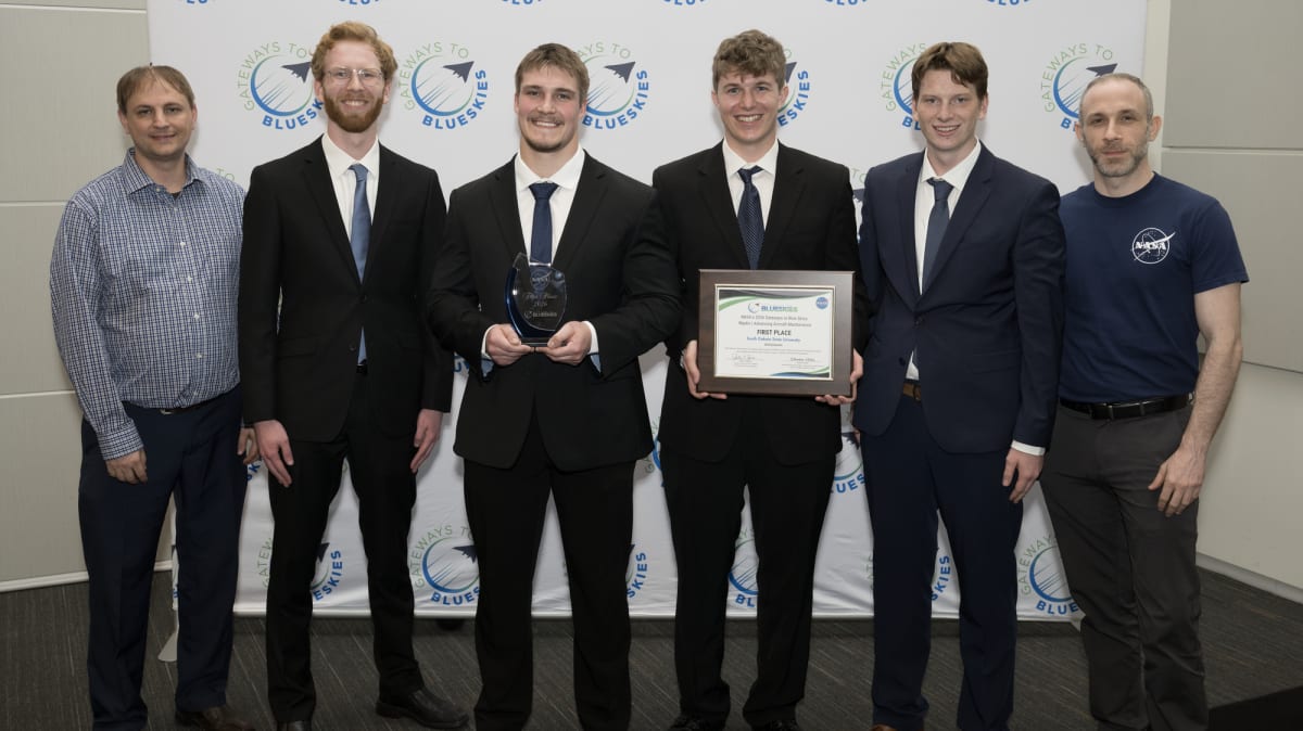NASA Students Invent AR Glasses to Fix Planes Hands-Free - Image 3