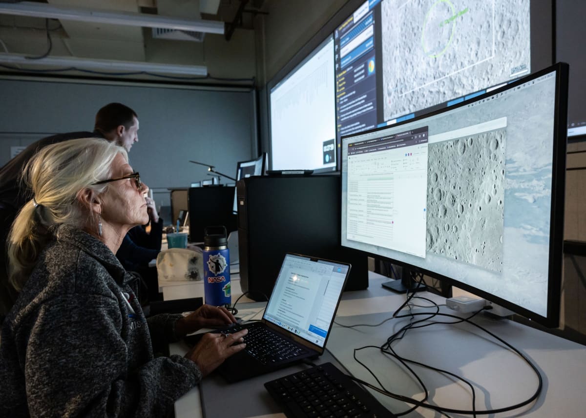 NASA's Cindy Evans Trains Astronauts for Lunar Science - Image 4